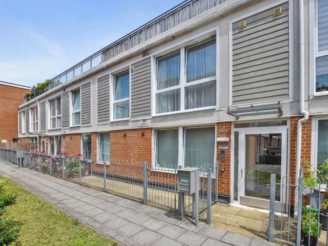 Flat for sale in London Borough of Ealing, Hanwell