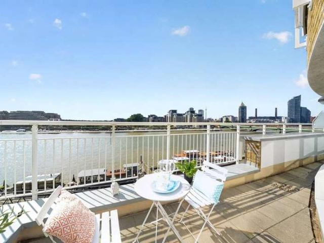 Flat for sale in Battersea, Greater London