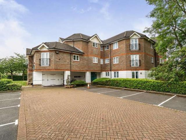Flat for sale in Little Stanmore, Greater London