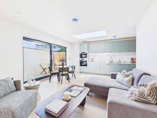 Flat for sale in Streatham Hill, Greater London