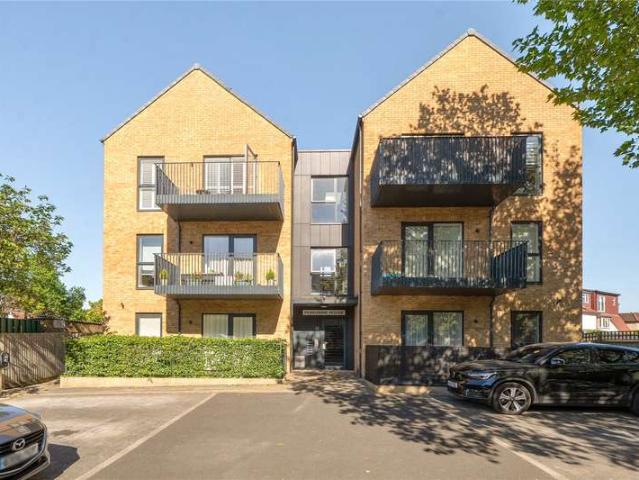 Flat for sale in London Borough of Ealing, Perivale