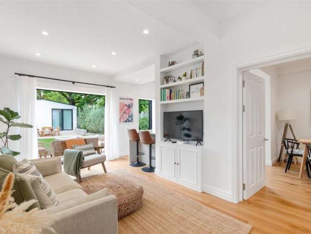 Flat for sale in London Borough of Merton, Raynes Park