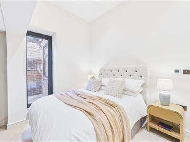 Flat for sale in Streatham Hill, Greater London