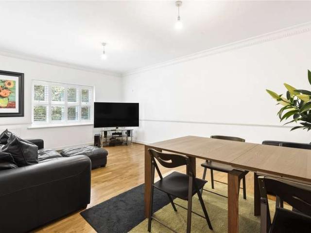 Flat for sale in Furzedown, Greater London