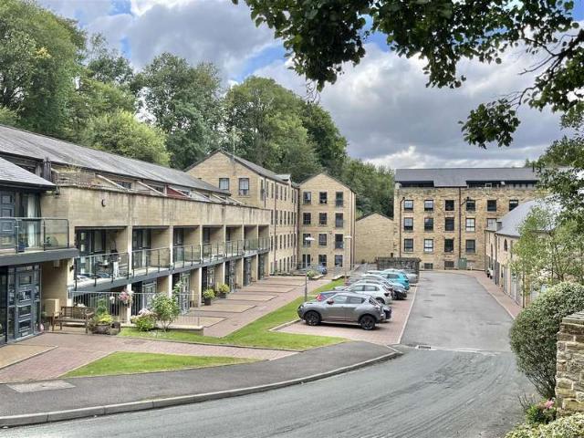 Flat for sale in Chisworth, Charlesworth