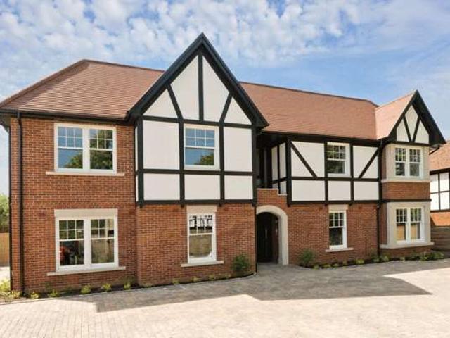 Flat for sale in East Molesey, Elmbridge