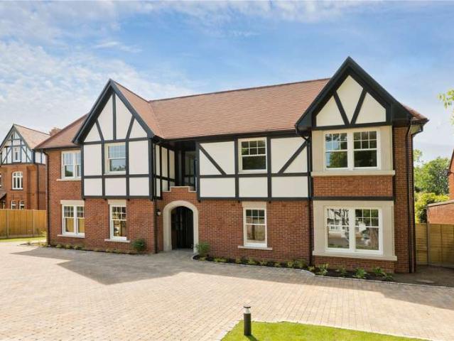 Flat for sale in East Molesey, Elmbridge