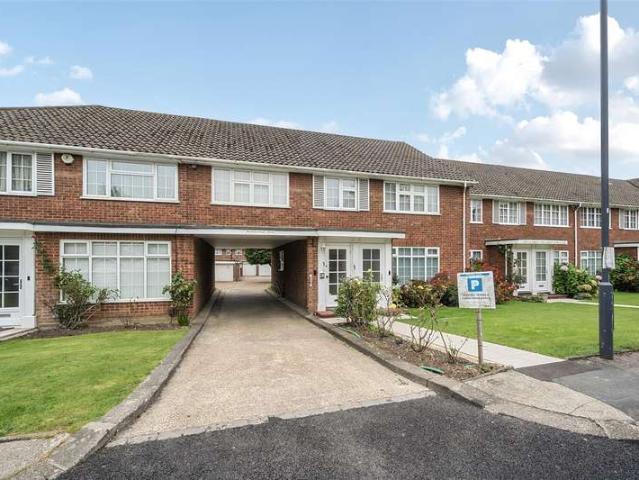 Flat for sale in Little Stanmore, Greater London