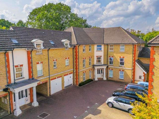 Flat for sale in Bushey, Bushey Heath
