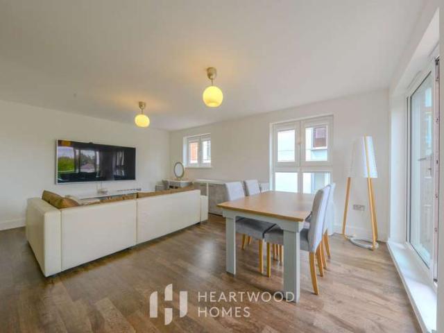 Flat for sale in St Albans, Five Acres