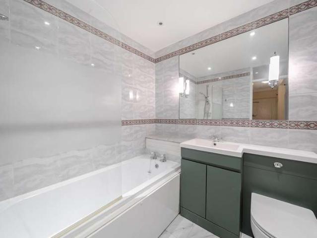 Flat for sale in Putney, Greater London
