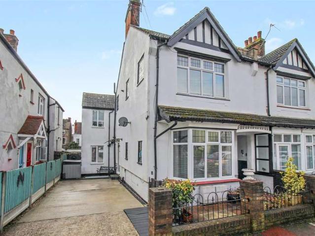 Flat for sale in Alton Barnes, Essex
