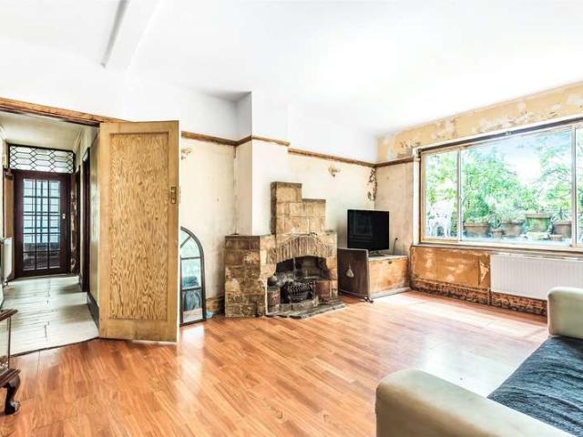 Flat for sale in Kingsbury, Greater London