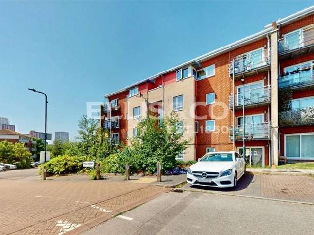 Flat for sale in Preston, Greater London
