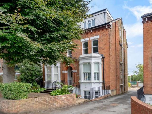 Maisonette for sale in London Borough of Merton, Raynes Park