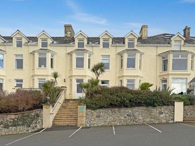 Flat for sale in Holyhead, Wales