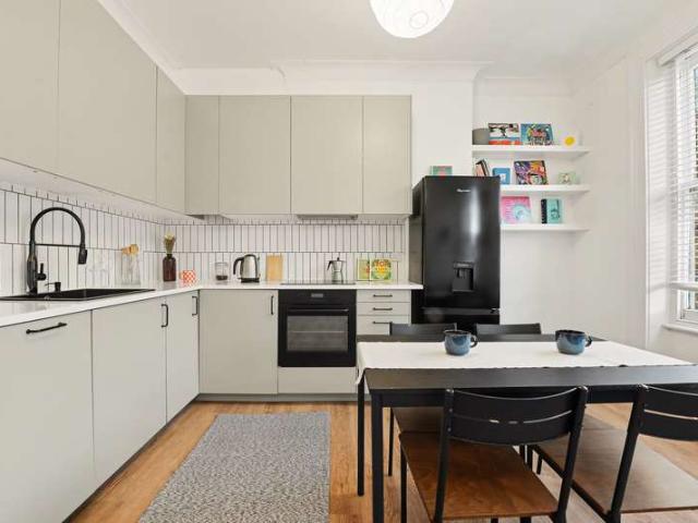 Flat for sale in Stroud Green, Greater London