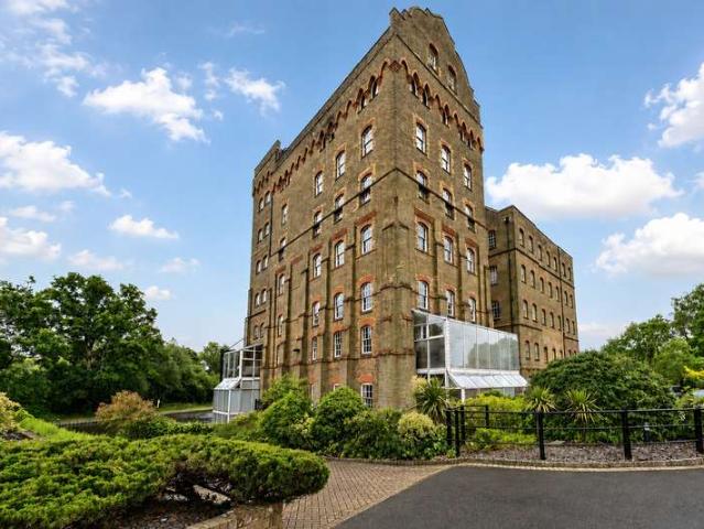 Flat for sale in Addlestone, Runnymede