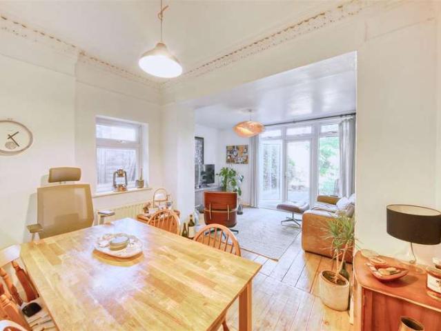Flat for sale in Streatham Hill, Greater London