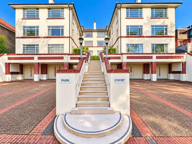 Flat for sale in Round Hill, Brighton