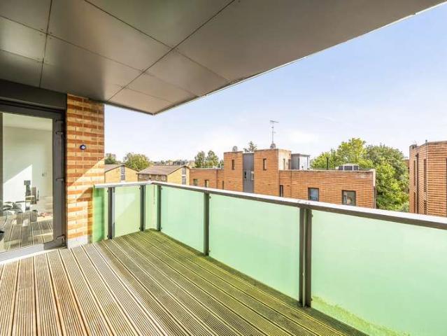 Flat for sale in Brownswood Park, Greater London