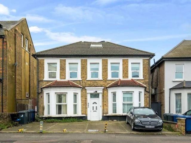 Flat for sale in London Borough of Ealing, Hanwell