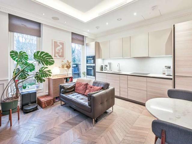 Flat for sale in Hampstead, Belsize Park