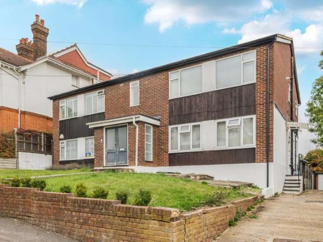 Flat for sale in New Barnet, Greater London