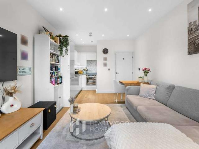 Flat for sale in St Albans, Five Acres