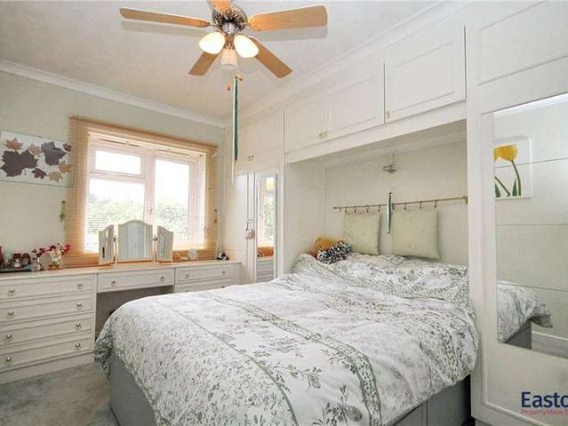 Flat for sale in Tattenham Corner, Red Hill