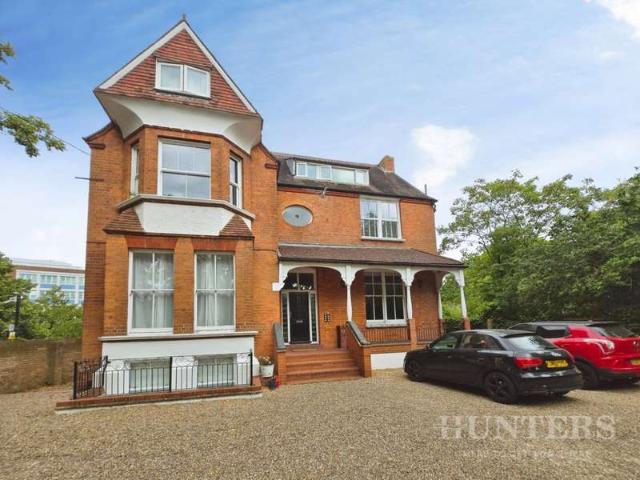 Flat for sale in The Wrythe, Greater London