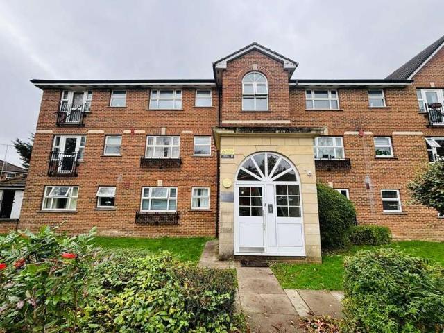 Flat for sale in Mill Hill, Greater London