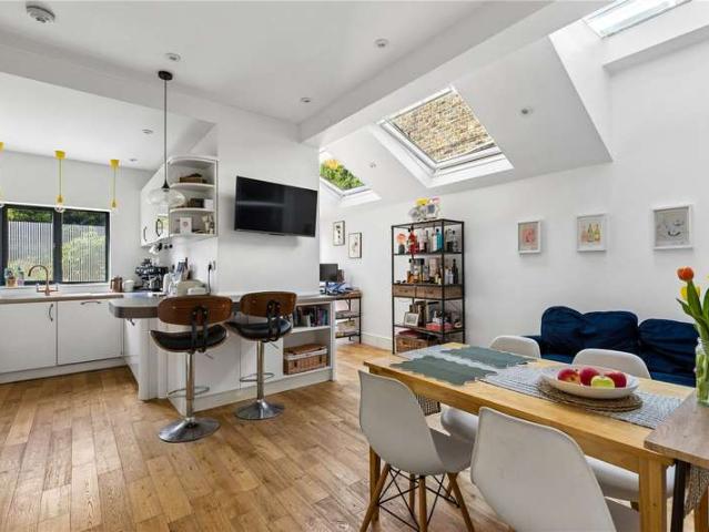 Flat for sale in London Borough of Merton, Collier's Wood