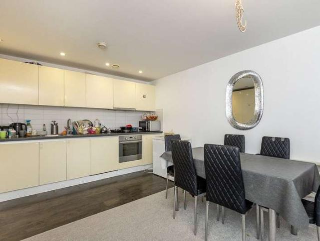 Flat for sale in Red Hill, Surrey