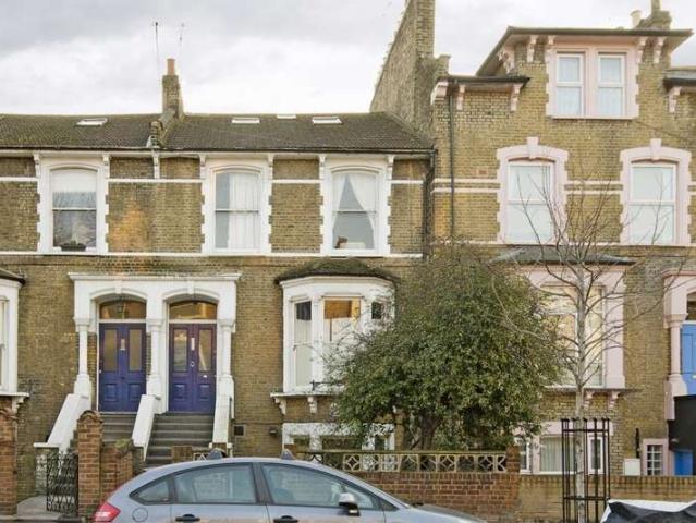 Flat for sale in Shacklewell, Greater London