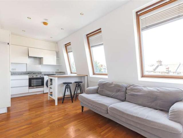 Flat for sale in Furzedown, Greater London