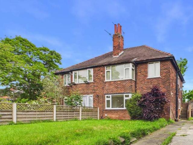 Flat for sale in Roundhay, West Yorkshire