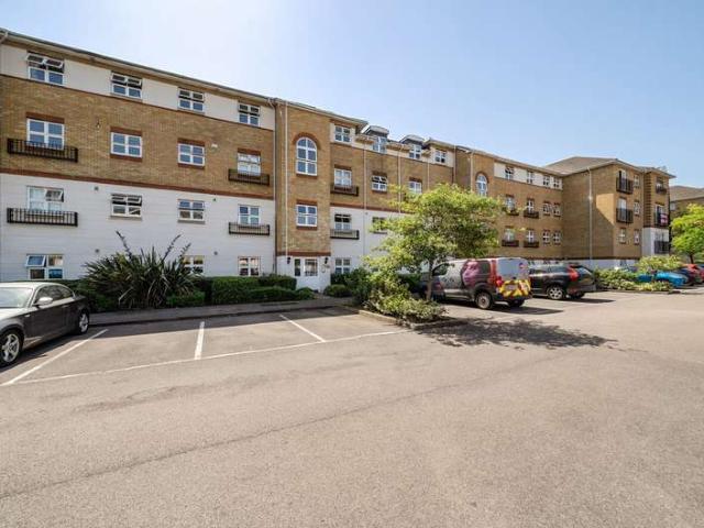 Flat for sale in Easthampstead, Bracknell