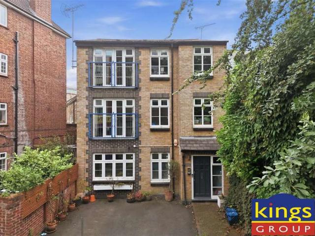 Flat for sale in Shacklewell, Greater London