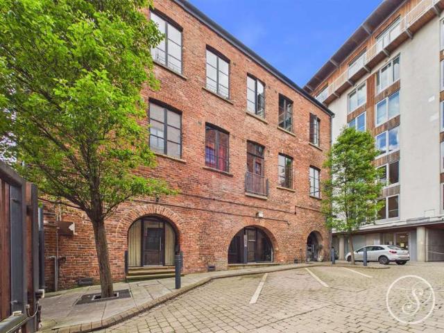 Flat for sale in Richmond Hill, West Yorkshire