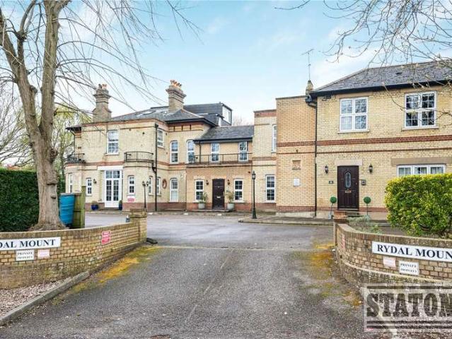 Flat for sale in Potters Bar, Hertfordshire