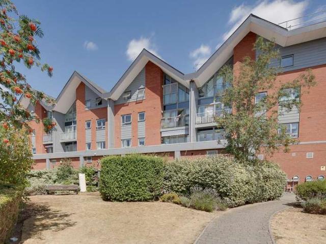 Flat for sale in Batchworth, Hertfordshire