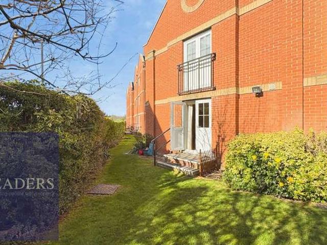 Flat for sale in Chipping Hill, Essex