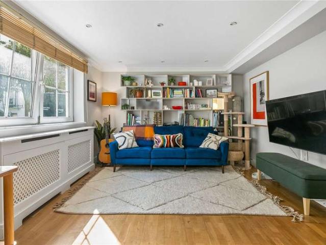 Flat for sale in Stoke Newington, Greater London