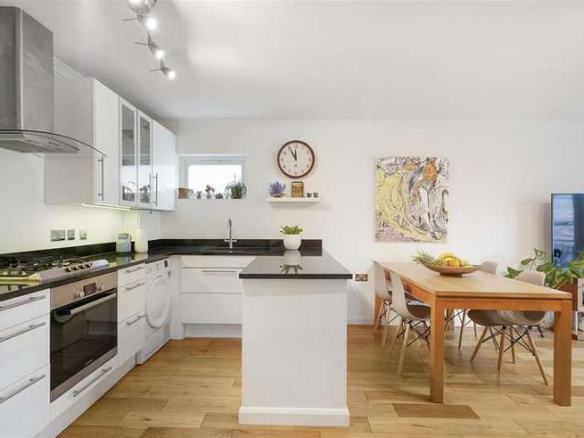 Flat for sale in Harlesden, Greater London