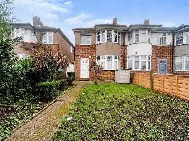 Flat for sale in London Borough of Merton, Raynes Park