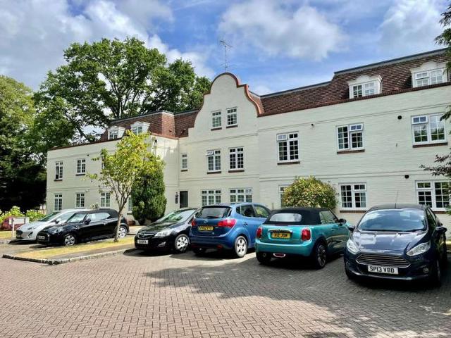 Flat for rent in Heol-las, Surrey