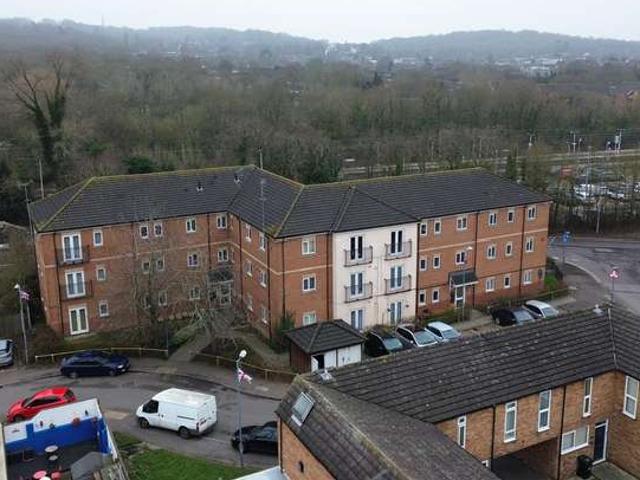 Flat for sale in Laindon, Essex