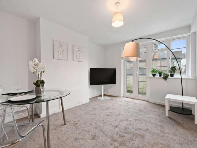 Flat for sale in North Finchley, Greater London