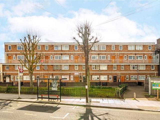Flat for sale in Mile End, Greater London